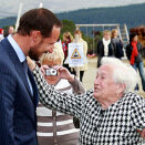 Kronprins Haakon hilser på 86 år gamle Marit Dahlen under besøket på Folldal gruver (Foto: Lise Åserud / Scanpix)